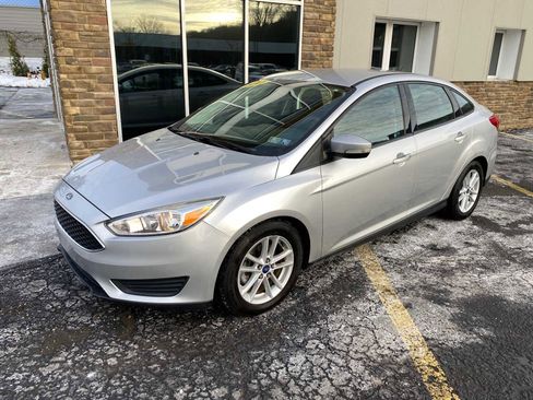 Used 2017 Ford Focus SE image 2