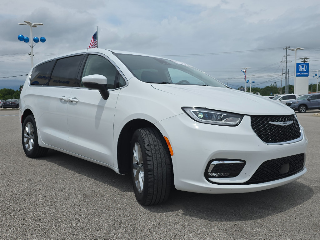 Used 2023 Chrysler Pacifica Touring-L AWD/4WD image 3