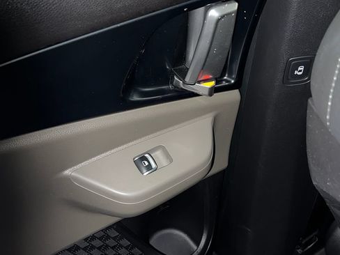 Used 2025 Kia Carnival FWD image 41
