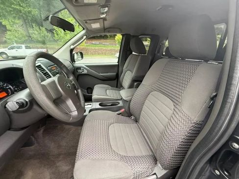 Used 2010 Nissan Frontier SE w/ SE Value Truck Pkg image 11