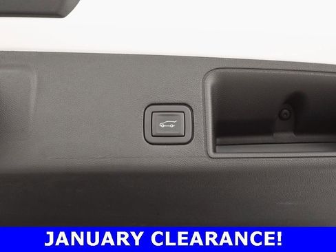 Used 2023 GMC Terrain SLE w/ Driver Convenience Package image 13