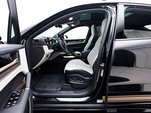 Used 2025 Porsche Cayenne GTS image 38