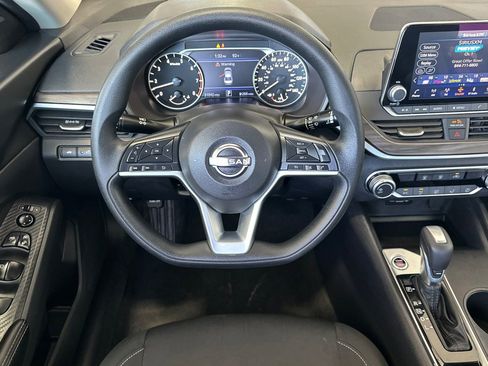 Used 2025 Nissan Altima 2.5 SV FWD image 14