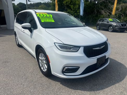 Used 2023 Chrysler Pacifica Touring-L FWD image 7