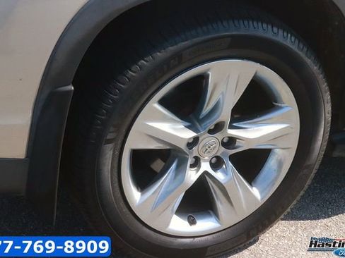 Used 2015 Toyota Highlander Limited w/ Driver Technology Package image 7