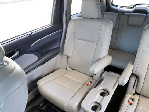 Used 2018 Toyota Highlander Limited Platinum FWD image 23