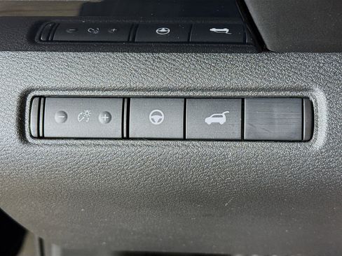 Used 2025 Nissan Pathfinder SV FWD image 9