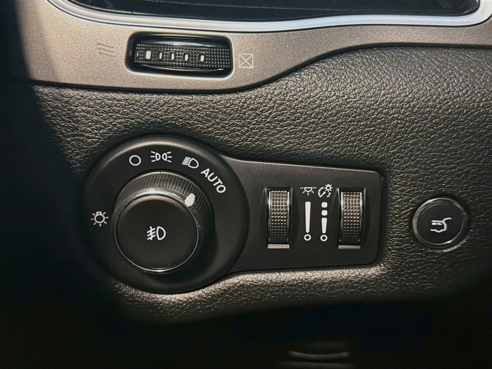 Used 2019 Jeep Cherokee Limited AWD/4WD image 17