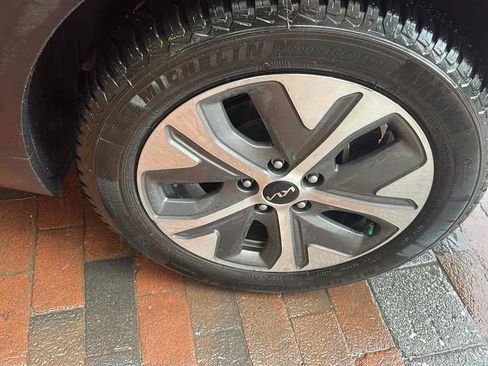 Used 2022 Kia Niro EX Premium w/ Cold Weather Package image 12