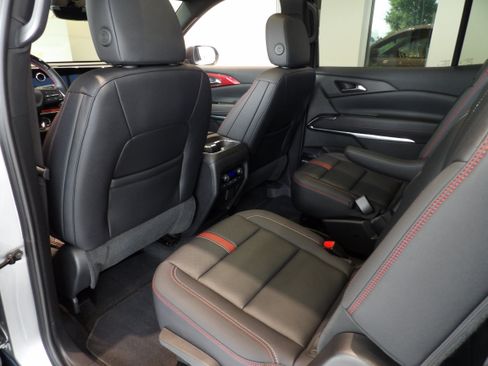 Used 2025 Chevrolet Traverse RS AWD/4WD image 20