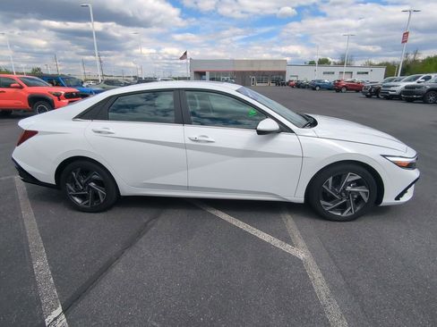 Used 2025 Hyundai Elantra SEL FWD image 9