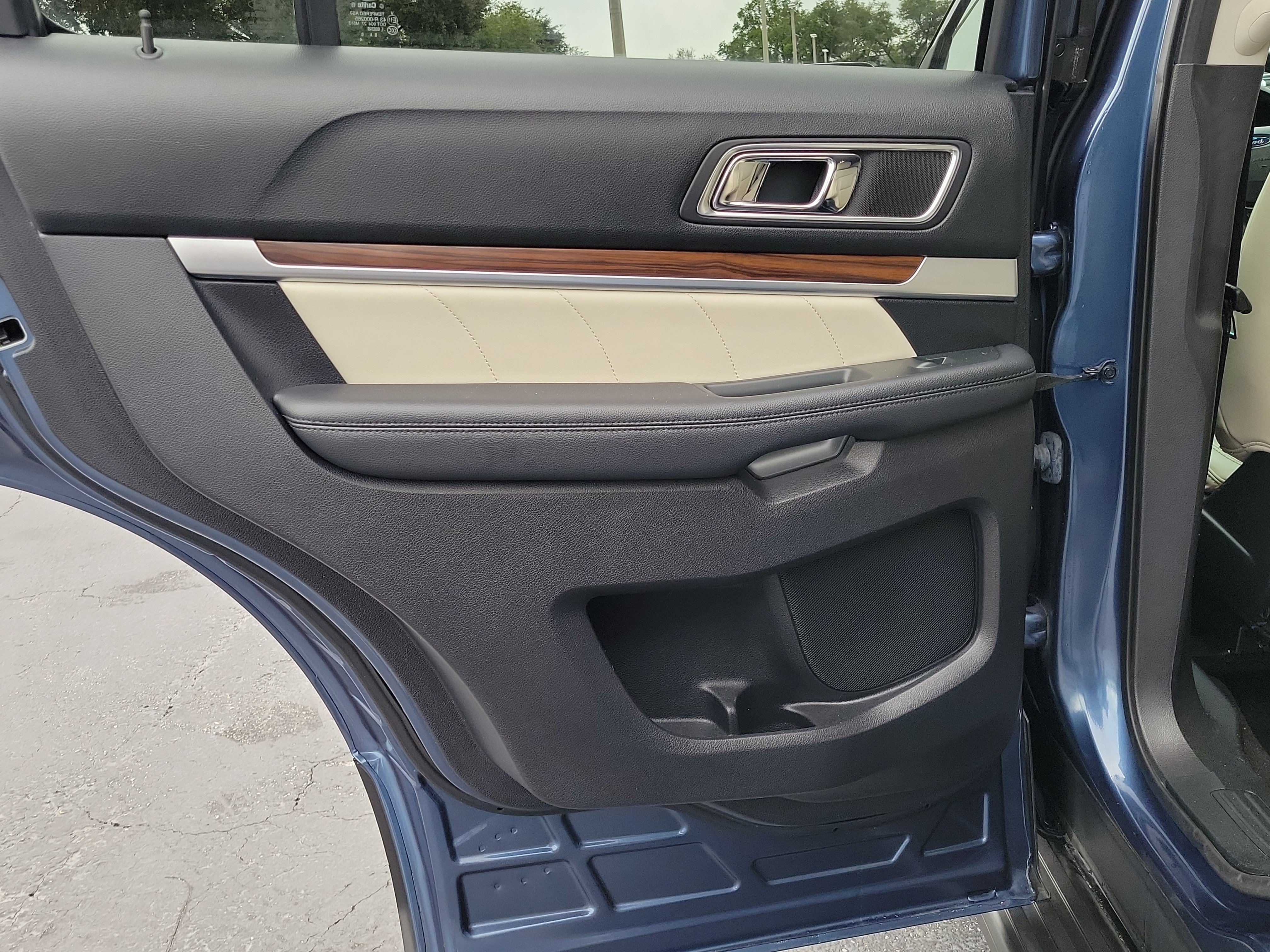 Used 2019 Ford Explorer Limited w/ Limited Luxury Package FWD image 11