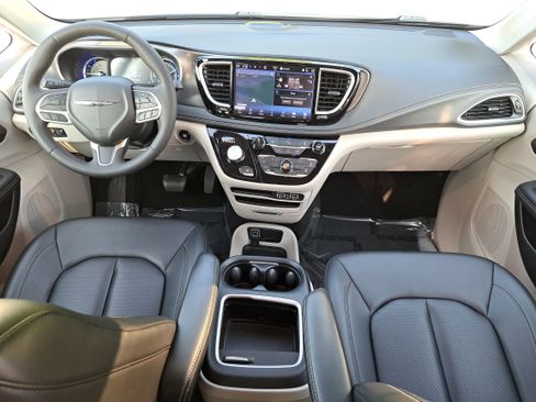 Used 2024 Chrysler Pacifica Limited FWD image 9