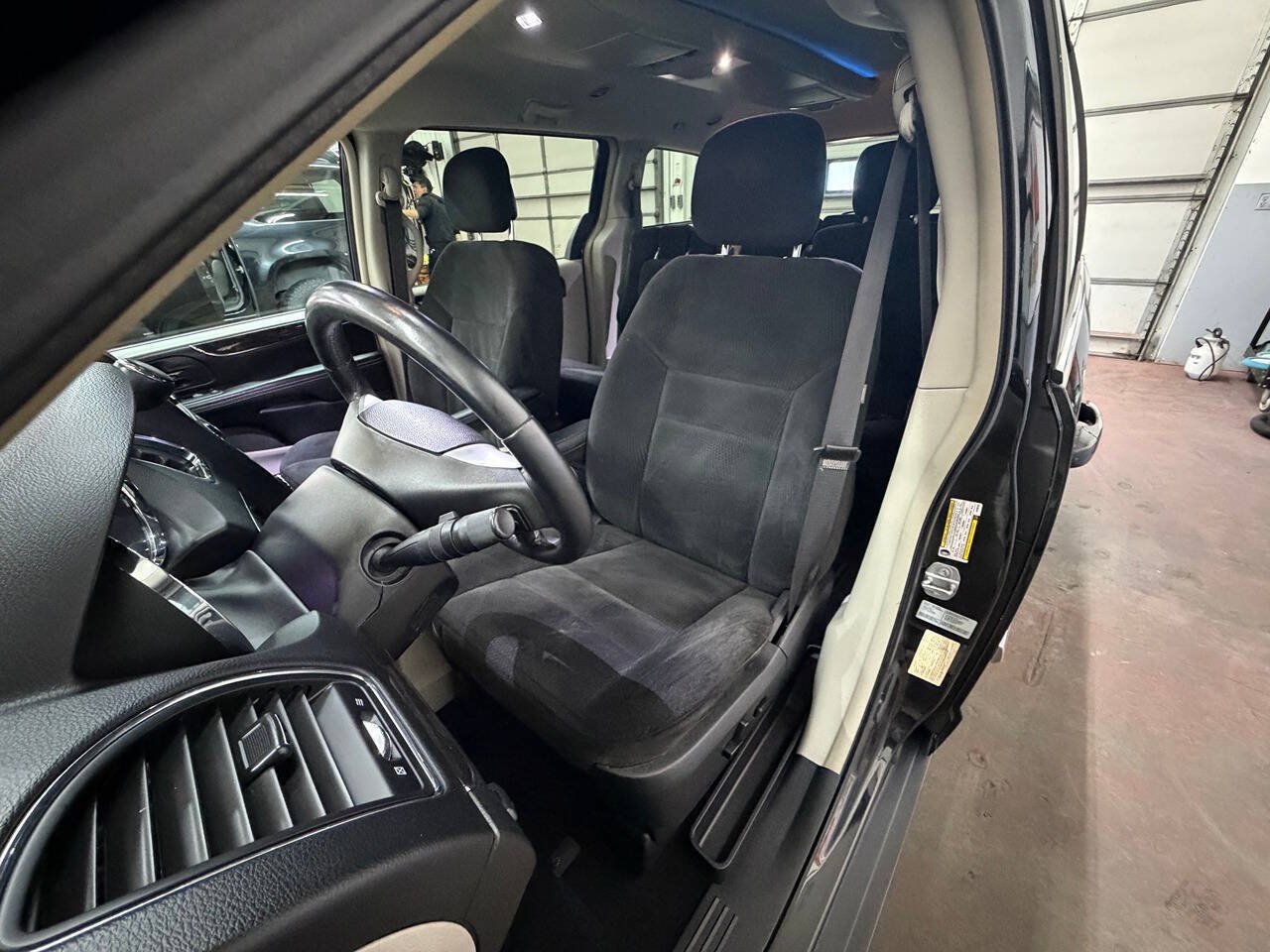 Used 2015 Chrysler Town & Country Touring FWD image 10