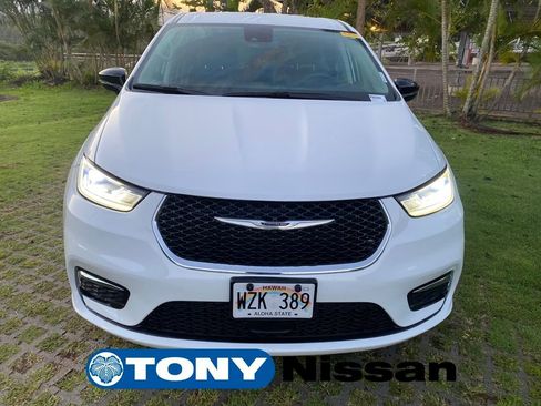 Used 2024 Chrysler Pacifica Touring-L FWD image 2