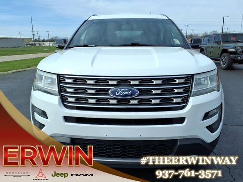 Used 2016 Ford Explorer XLT image 2