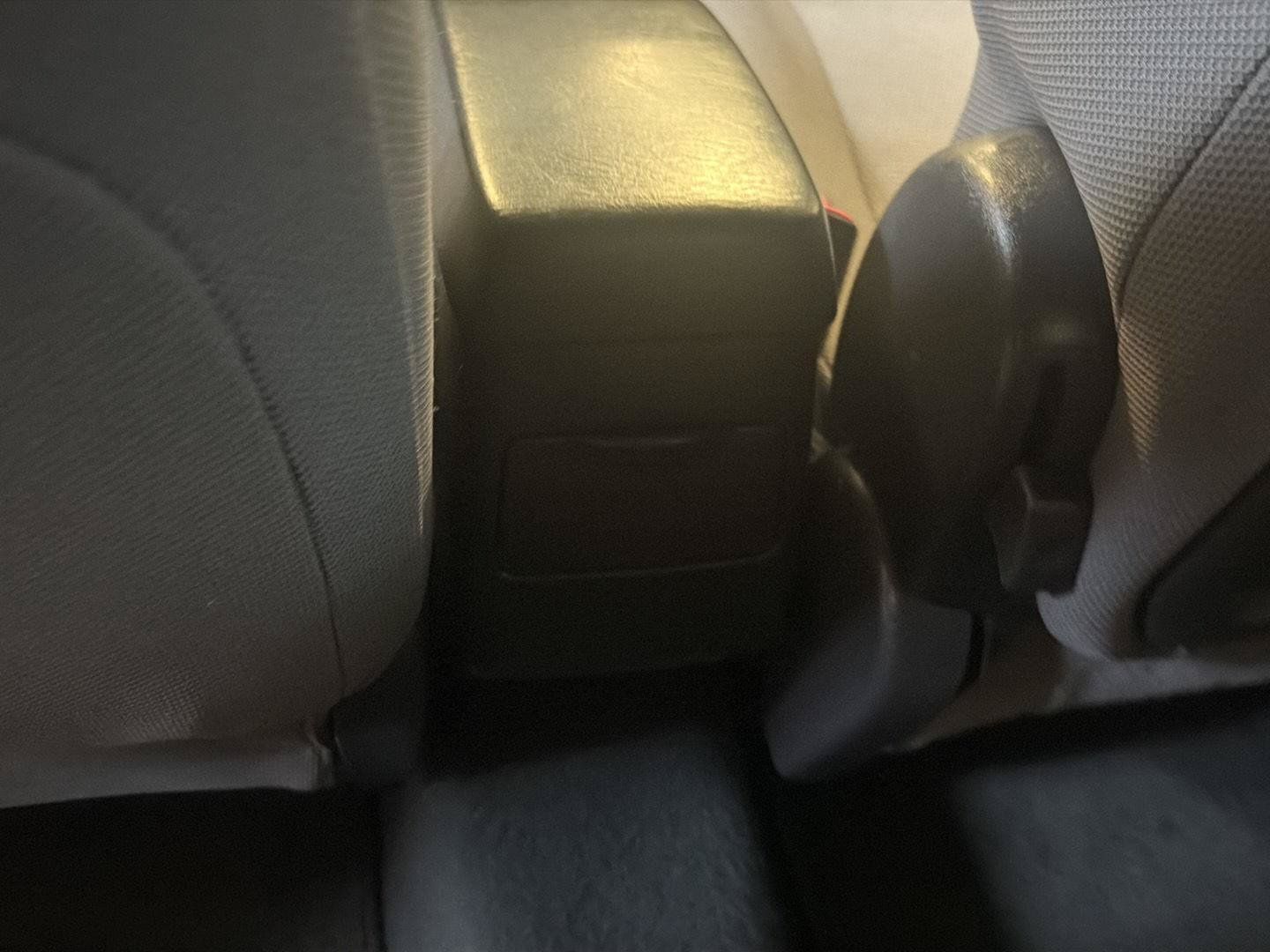 Used 2007 Pontiac Vibe w/ Preferred Package FWD image 25