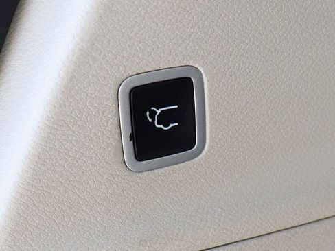 Used 2023 Chrysler Voyager LX FWD image 23