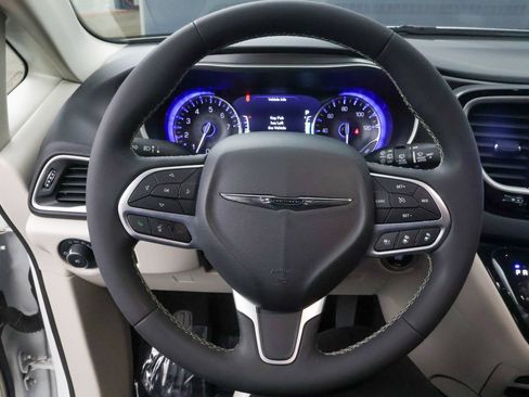 Used 2023 Chrysler Pacifica Touring-L FWD image 18