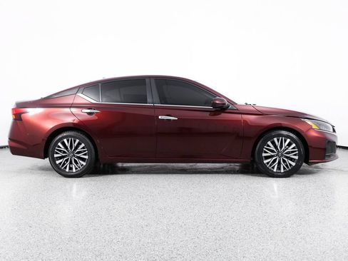 Used 2023 Nissan Altima 2.5 SV FWD image 10