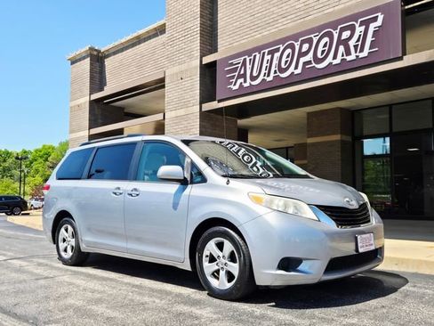 Used 2014 Toyota Sienna LE image 1