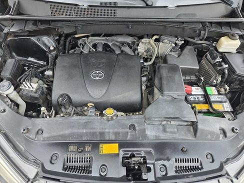 Used 2017 Toyota Highlander SE image 26