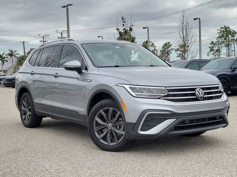 Used 2024 Volkswagen Tiguan SE image 32