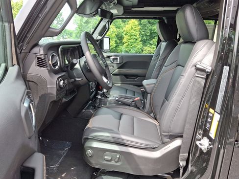 New 2026 Jeep Wrangler Unlimited Sahara AWD/4WD image 9