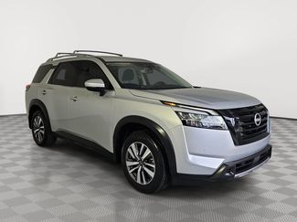 Used 2024 Nissan Pathfinder SL w/ Black Appearance Package FWD video 2