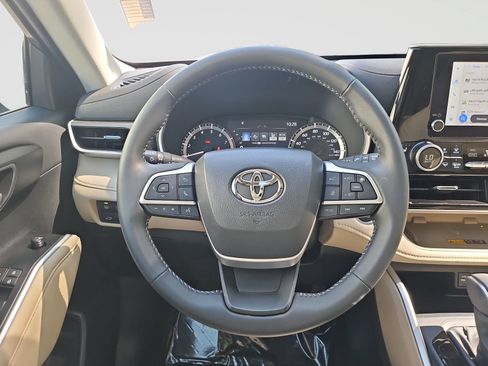 Used 2025 Toyota Highlander XLE FWD image 44