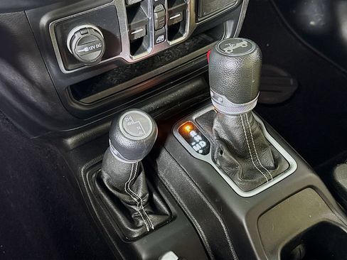 Used 2018 Jeep Wrangler Unlimited Sahara w/ Safety Group AWD/4WD image 16