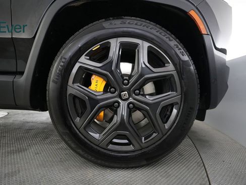 Used 2025 Rivian R1S Premium image 19