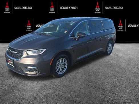 Used 2023 Chrysler Pacifica Touring-L FWD image 6