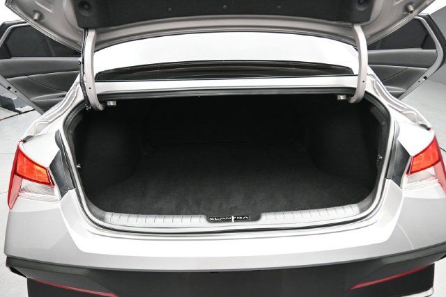 Used 2025 Hyundai Elantra SE FWD image 18