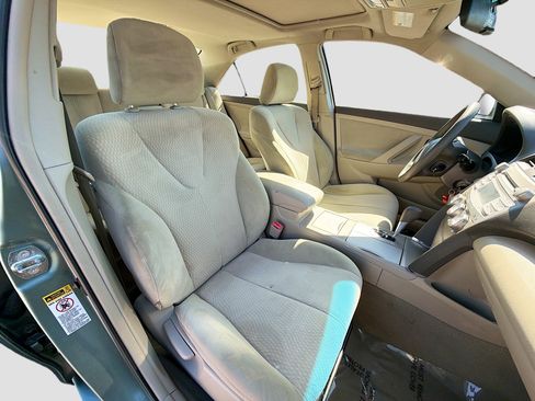 Used 2010 Toyota Camry LE image 14