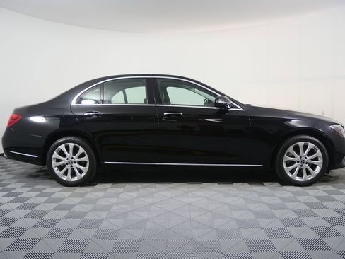 Used 2018 Mercedes-Benz E 300 4MATIC image 2