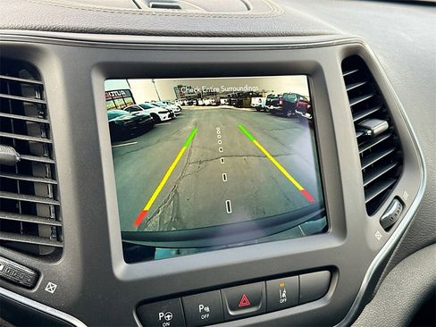 Used 2023 Jeep Cherokee Altitude Lux image 14