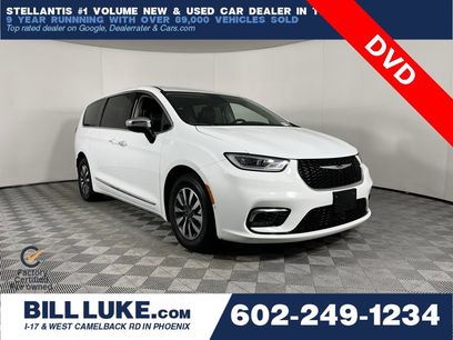 Used 2023 Chrysler Pacifica Limited w/ Uconnect Theater Family Group