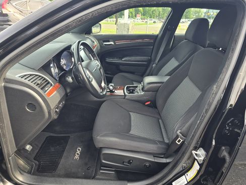 Used 2012 Chrysler 300 RWD image 9