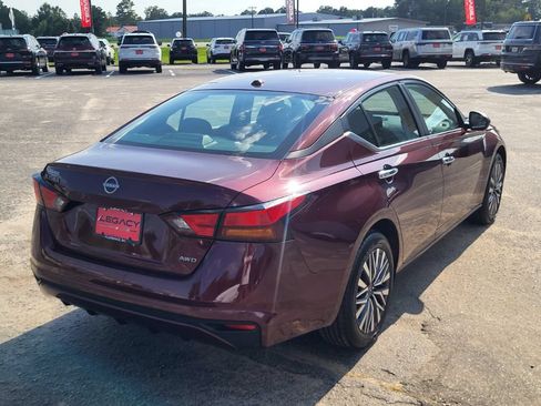 Used 2025 Nissan Altima 2.5 SV AWD/4WD image 2