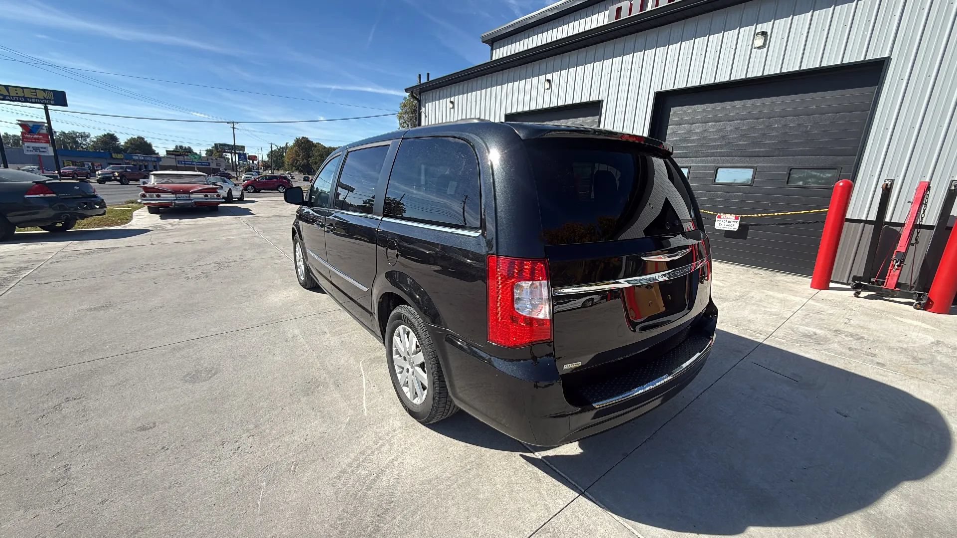 Used 2014 Chrysler Town & Country Touring FWD image 2