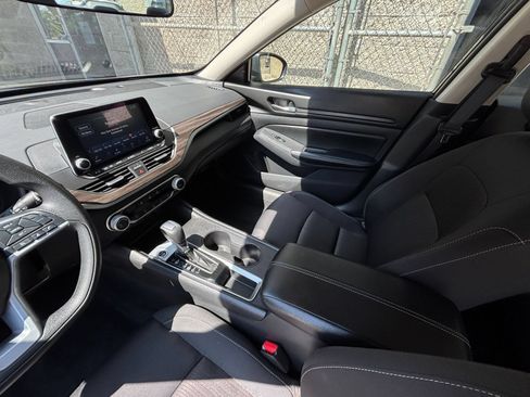 Used 2025 Nissan Altima 2.5 SV FWD image 35