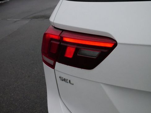 Certified 2022 Volkswagen Tiguan SEL R-Line image 17