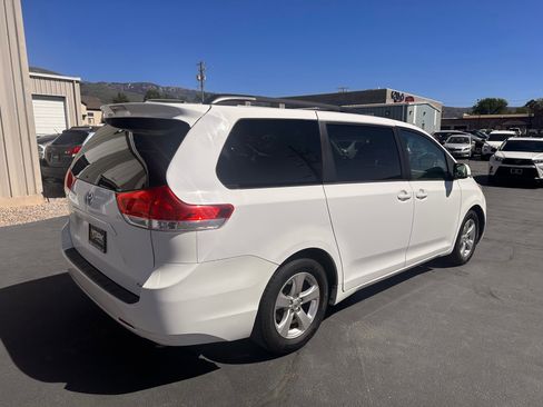 Used 2013 Toyota Sienna LE w/ Towing Pkg FWD image 3