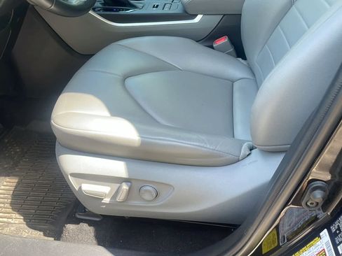 Used 2022 Toyota Highlander XLE AWD/4WD image 13