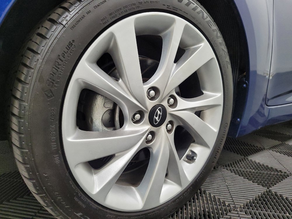 Used 2017 Hyundai Veloster FWD image 31