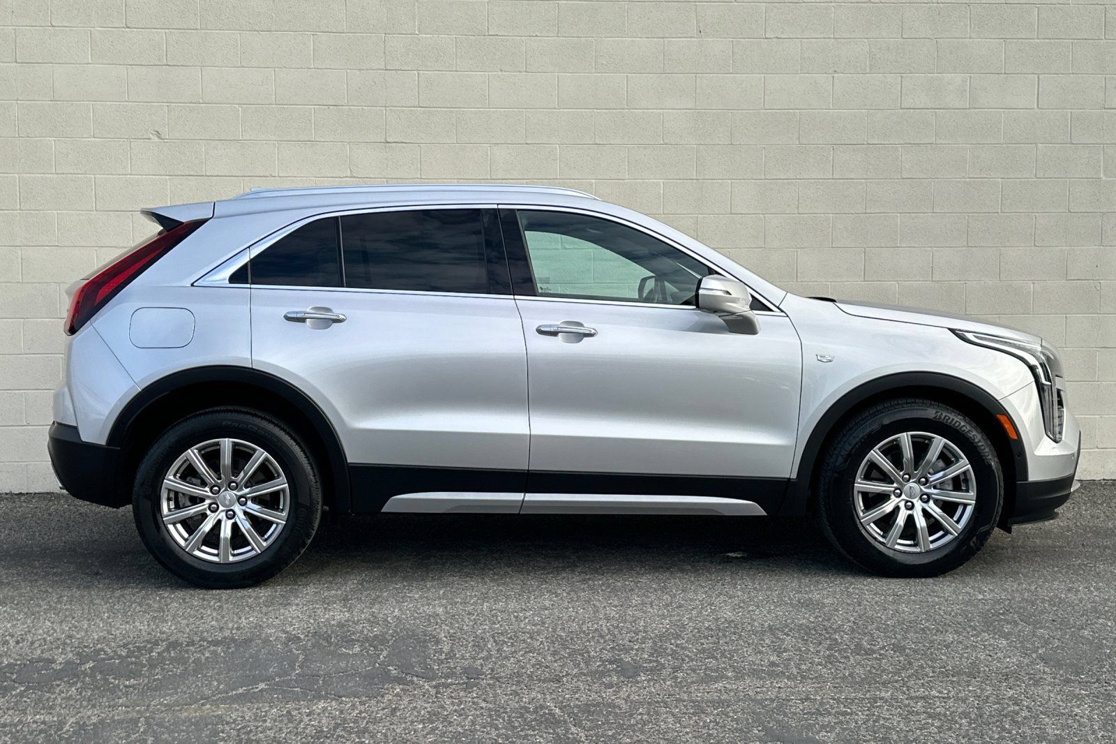 Used 2022 Cadillac XT4 Premium Luxury w/ Enhanced Visibility Package FWD image 3