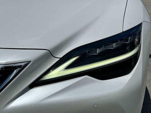 Used 2023 Lexus LS 500 w/ Accessory Package (Z2) RWD image 29