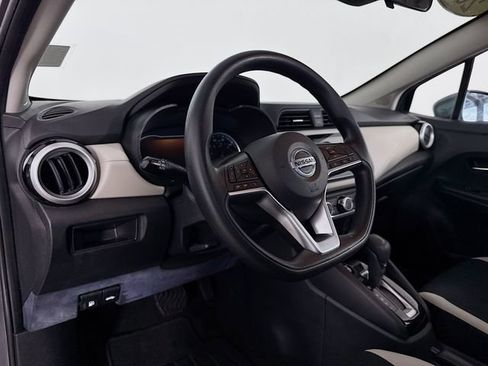 Used 2022 Nissan Versa SV FWD image 9