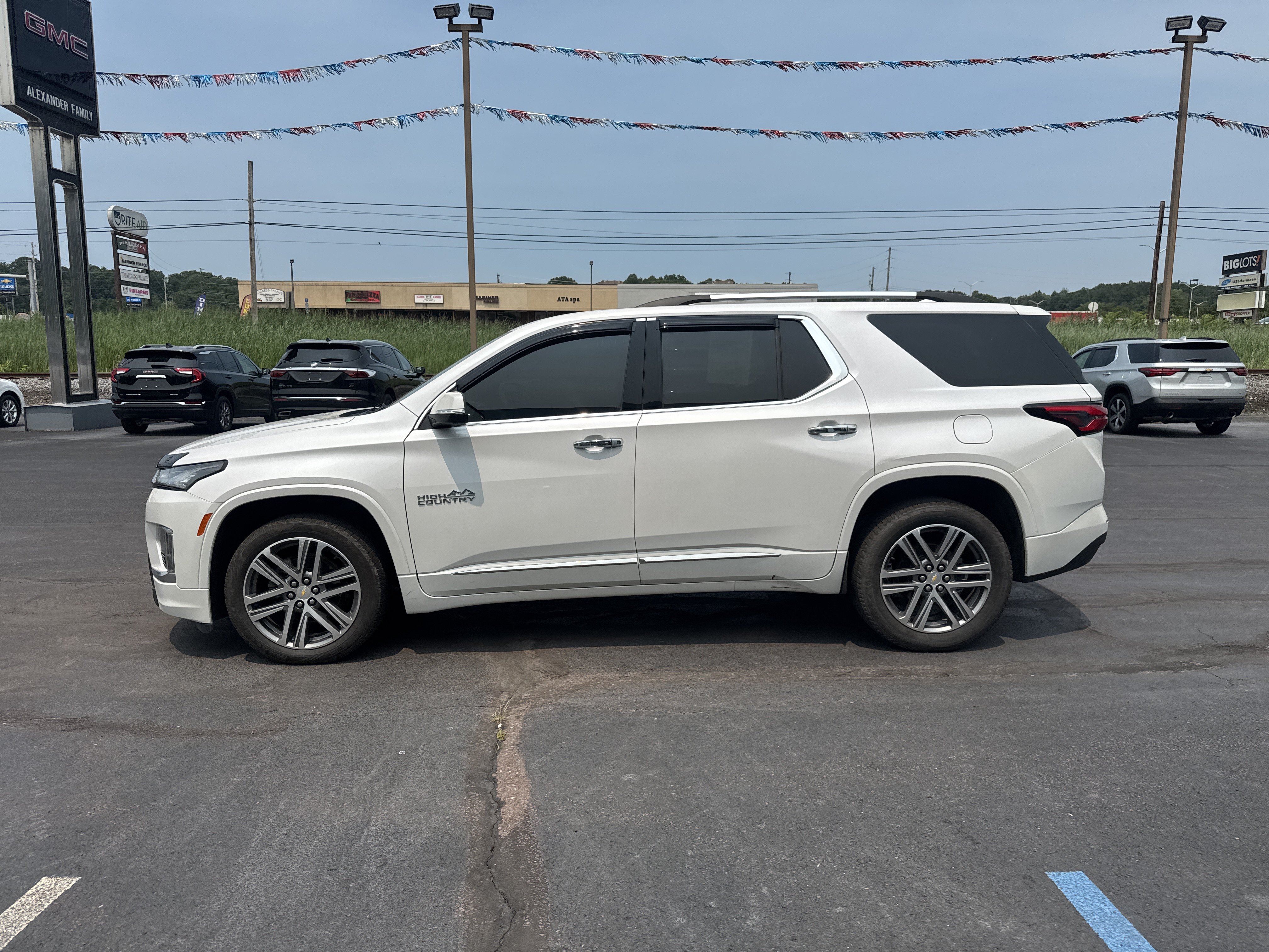 Used 2022 Chevrolet Traverse High Country w/ LPO, Floor Liner Package AWD/4WD image 10